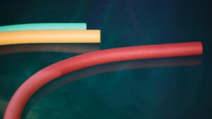 Bunte Aquafitness-Hanteln aus Schaumstoff, geeignet für Wassergymnastik, Aquafit, Rehabilitation und Fitness im Wasser.