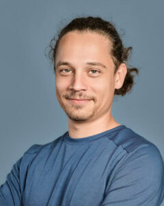 Entspannter Mann in Sportshirt, gesundes Leben, Fitness, Aquafitness, Wassersport, Studio, Wellness.