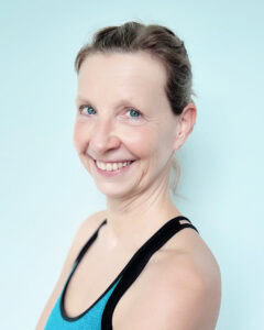 Aktive Frau beim Aqua Fit Training im Wasser, Fitness, Gesundheit, Aquagym, Wassertraining, Frühlingstraining, Aquafitness Kurs, Wellness, Wassersport, leichter Bewegung im Wasser, Frauenfitness, sanftes Fitnesstraining, Schwimmtraining.