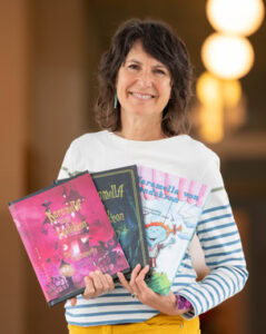 Buchliebhaberin mit Kinderbüchern, Freizeit, Lesen, Wasser, Entspannung, Aqua Fit, Wellness, Gesundheit, Fitness, Familie, Spaß, Wasseraktivitäten.