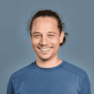 Entspannter Mann beim Aqua Fitness im Wasser, der an einem Aquafitness-Kurs teilnimmt, fördert Gesundheit und Fitness durch Wassersport.