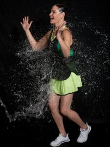 Schwimmende Frau beim Wassertraining bei Aqua Fit, fit und aktiv im Wasser, Wassersport, Aquafitness, gesundheitliches Workout, Wassersportaktivitäten, Fitness im Wasser, Aqua Fitness Bewegung, Wassereinheiten, Wellness und Fitness in Wasser.