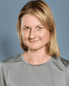 Entspannende Frau beim Aqua Fit Training im Schwimmbad, Aqua Fitness Übungen für Gesundheit und Fitness, Wassersport-Workout, präzise und effektive Aquafit-Übungen, Seniorensport im Wasser für Kondition und Beweglichkeit.