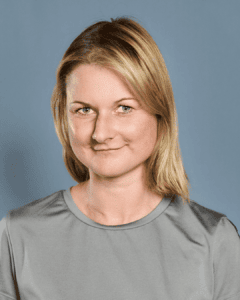 Entspannter Mann beim Aqua Fit, moderner Wassersport für Gesundheit und Fitness.