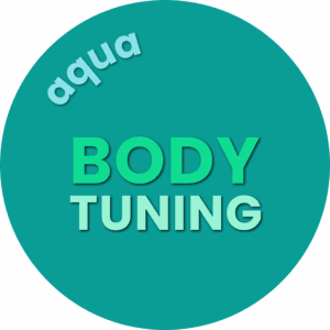 Entspannte Schwimm- und Wassergymnastikübungen im Wasser für ganzheitliches Körpertraining.