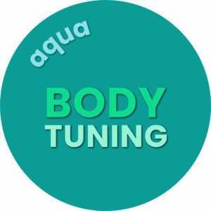 Entspannte Schwimm- und Wassergymnastikübungen im Wasser für ganzheitliches Körpertraining.