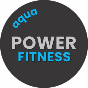 Aquafitness im Wasser, Schwimmtraining und Wassergymnastik für Gesundheit und Fitness, geeignet für alle Fitnesslevels, verbessertes Training im Pool.