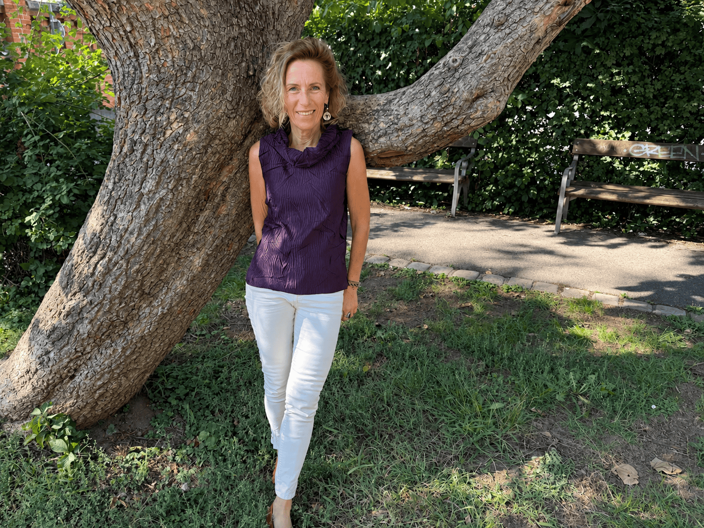 Barbara Lechner im Freien an einem großen Baum